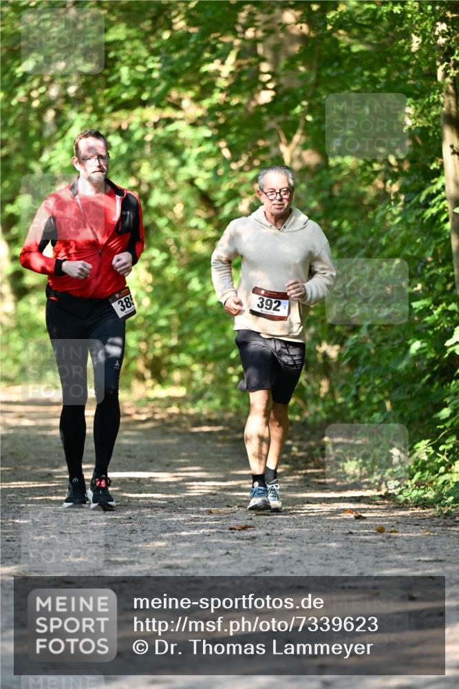 06.10.2024 - Bramfelder Halbmarathon 2024 Dr. Thomas Lammeyer http://msf.ph/oto/7339623 06.10.2024 10:36:04 Laufen 385, 392 meine-sportfotos.de