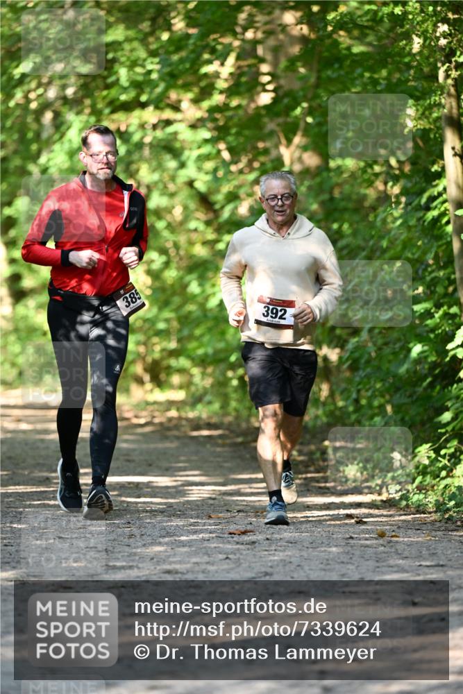 06.10.2024 - Bramfelder Halbmarathon 2024 Dr. Thomas Lammeyer http://msf.ph/oto/7339624 06.10.2024 10:36:04 Laufen 385, 392 meine-sportfotos.de