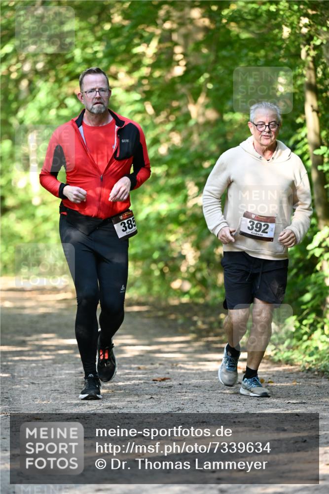 06.10.2024 - Bramfelder Halbmarathon 2024 Dr. Thomas Lammeyer http://msf.ph/oto/7339634 06.10.2024 10:36:06 Laufen 385, 392 meine-sportfotos.de