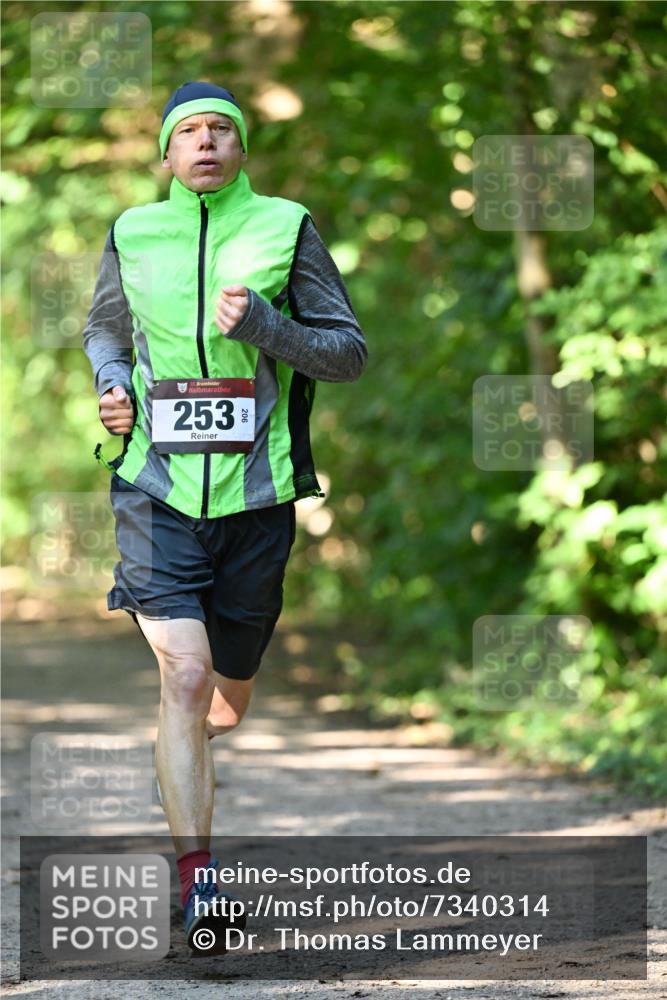 06.10.2024 - Bramfelder Halbmarathon 2024 Dr. Thomas Lammeyer http://msf.ph/oto/7340314 06.10.2024 10:42:41 Laufen 33, 253 meine-sportfotos.de
