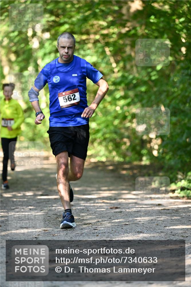06.10.2024 - Bramfelder Halbmarathon 2024 Dr. Thomas Lammeyer http://msf.ph/oto/7340633 06.10.2024 10:45:16 Laufen 562 meine-sportfotos.de