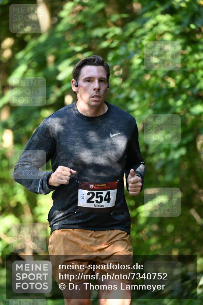 06.10.2024 - Bramfelder Halbmarathon 2024 Dr. Thomas Lammeyer http://msf.ph/oto/7340752 06.10.2024 10:46:09 Laufen 33, 254 meine-sportfotos.de