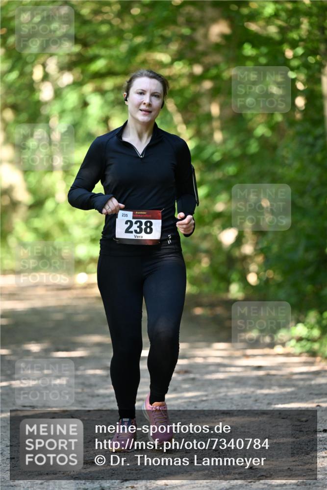 06.10.2024 - Bramfelder Halbmarathon 2024 Dr. Thomas Lammeyer http://msf.ph/oto/7340784 06.10.2024 10:46:19 Laufen 235, 238 meine-sportfotos.de