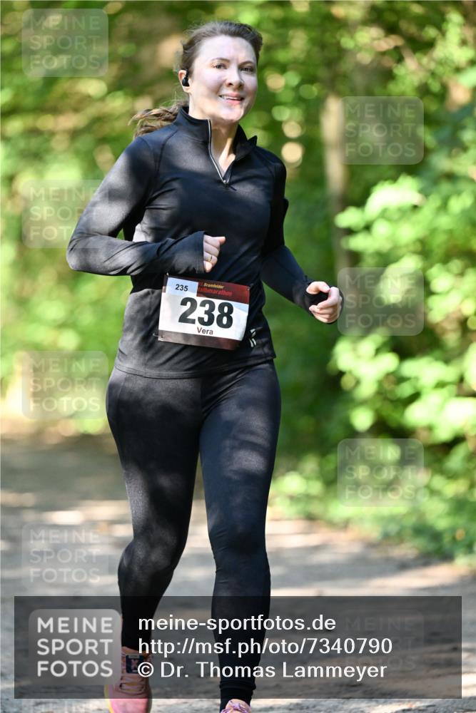 06.10.2024 - Bramfelder Halbmarathon 2024 Dr. Thomas Lammeyer http://msf.ph/oto/7340790 06.10.2024 10:46:19 Laufen 235, 238 meine-sportfotos.de