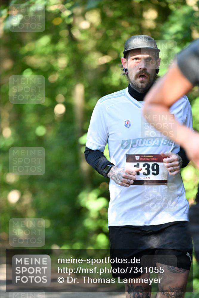 06.10.2024 - Bramfelder Halbmarathon 2024 Dr. Thomas Lammeyer http://msf.ph/oto/7341055 06.10.2024 10:47:38 Laufen 33, 39 meine-sportfotos.de