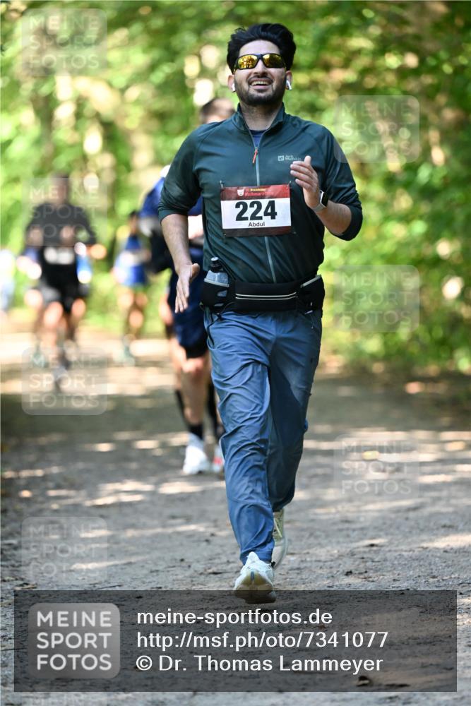 06.10.2024 - Bramfelder Halbmarathon 2024 Dr. Thomas Lammeyer http://msf.ph/oto/7341077 06.10.2024 10:47:51 Laufen 33, 224 meine-sportfotos.de