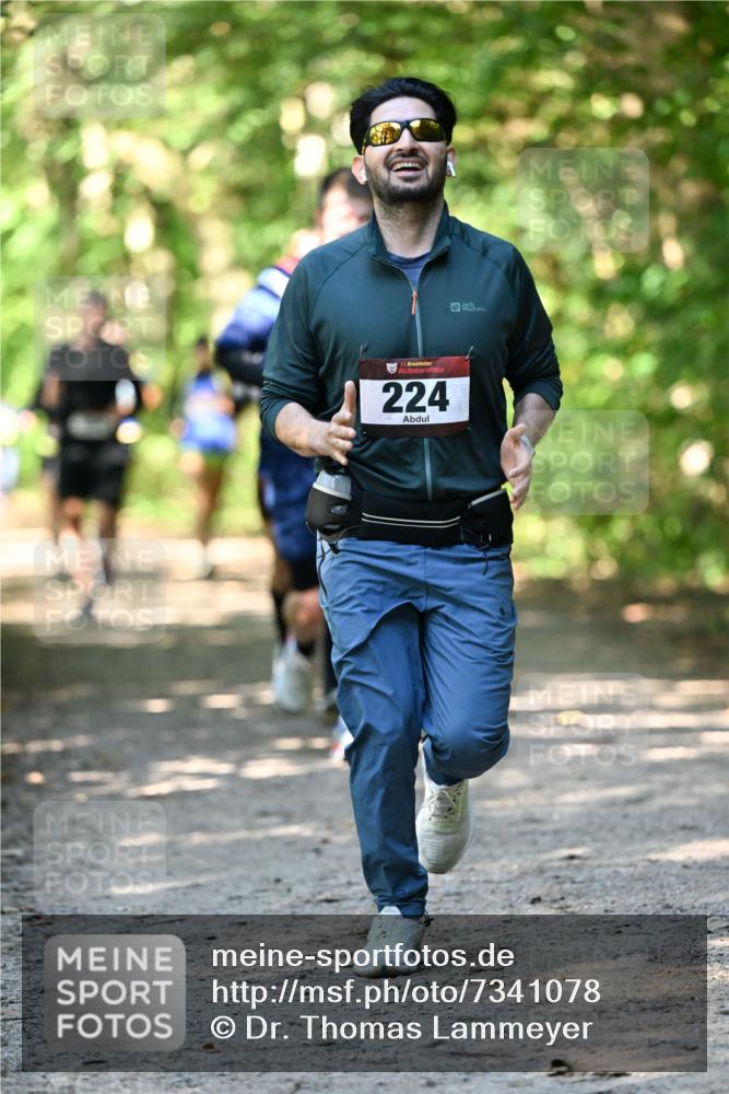 06.10.2024 - Bramfelder Halbmarathon 2024 Dr. Thomas Lammeyer http://msf.ph/oto/7341078 06.10.2024 10:47:52 Laufen 33, 224 meine-sportfotos.de