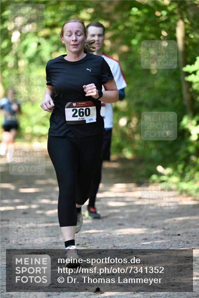06.10.2024 - Bramfelder Halbmarathon 2024 Dr. Thomas Lammeyer http://msf.ph/oto/7341352 06.10.2024 10:49:02 Laufen 260, 229 meine-sportfotos.de