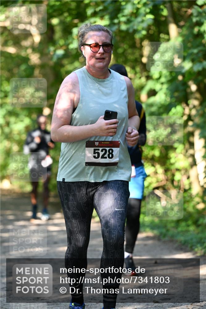 06.10.2024 - Bramfelder Halbmarathon 2024 Dr. Thomas Lammeyer http://msf.ph/oto/7341803 06.10.2024 10:51:10 Laufen 33, 528 meine-sportfotos.de