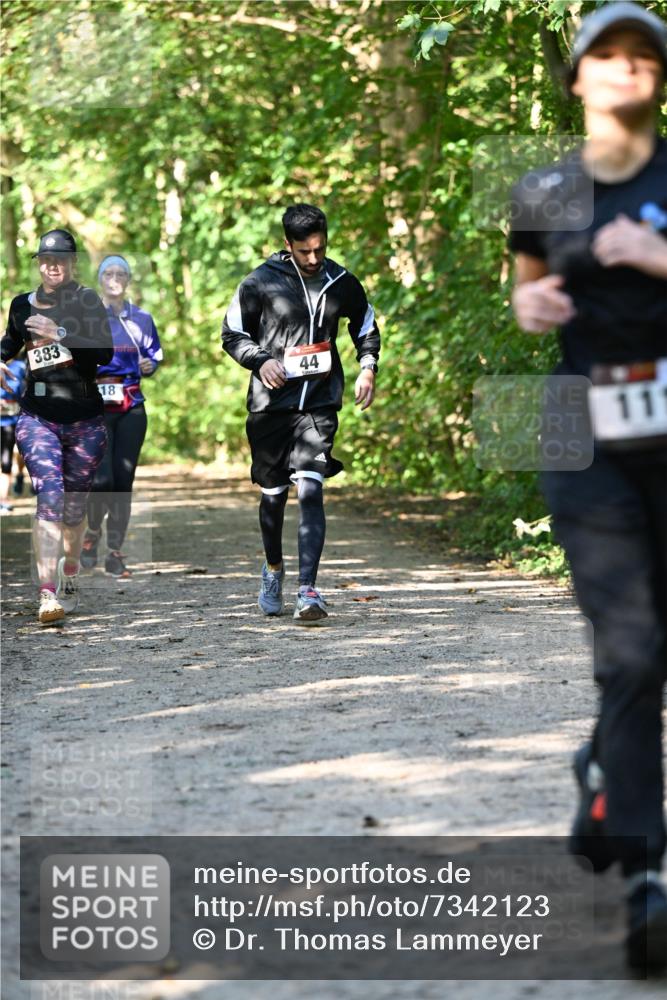 06.10.2024 - Bramfelder Halbmarathon 2024 Dr. Thomas Lammeyer http://msf.ph/oto/7342123 06.10.2024 10:52:38 Laufen 383, 18, 44, 11 meine-sportfotos.de