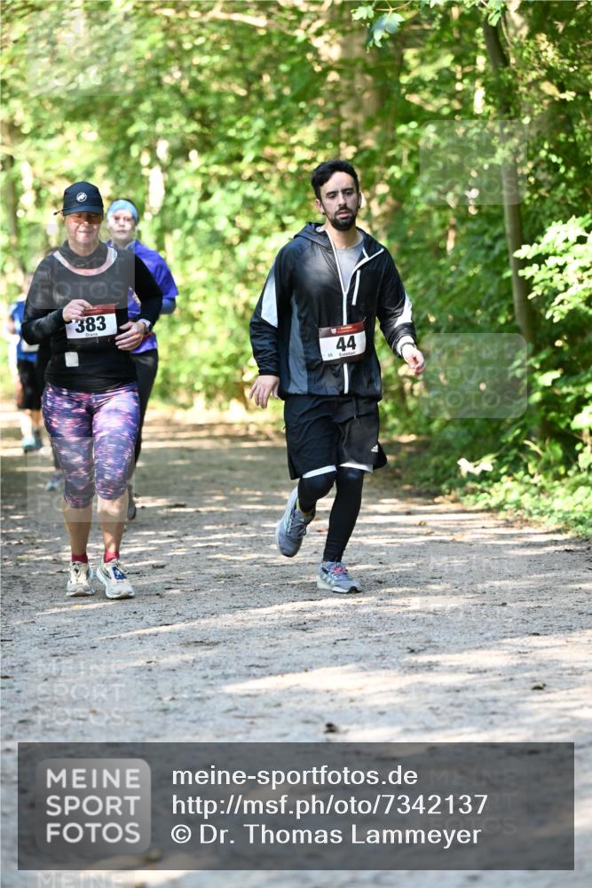 06.10.2024 - Bramfelder Halbmarathon 2024 Dr. Thomas Lammeyer http://msf.ph/oto/7342137 06.10.2024 10:52:39 Laufen 383, 44, 55 meine-sportfotos.de