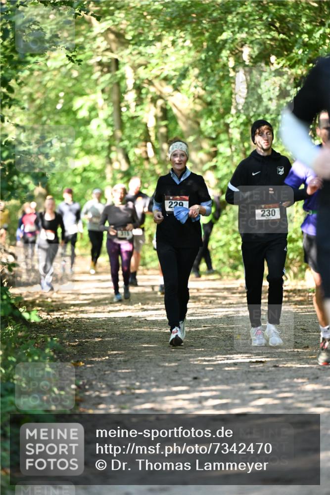 06.10.2024 - Bramfelder Halbmarathon 2024 Dr. Thomas Lammeyer http://msf.ph/oto/7342470 06.10.2024 10:53:21 Laufen 229, 230 meine-sportfotos.de