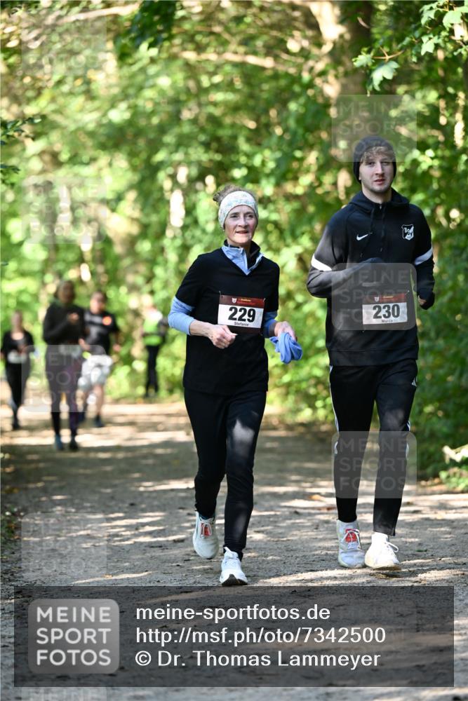 06.10.2024 - Bramfelder Halbmarathon 2024 Dr. Thomas Lammeyer http://msf.ph/oto/7342500 06.10.2024 10:53:26 Laufen 230, 229 meine-sportfotos.de