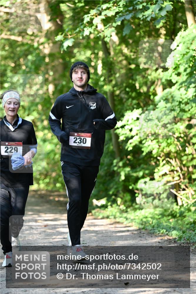 06.10.2024 - Bramfelder Halbmarathon 2024 Dr. Thomas Lammeyer http://msf.ph/oto/7342502 06.10.2024 10:53:26 Laufen 229, 230 meine-sportfotos.de