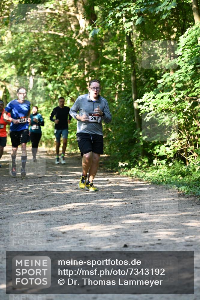06.10.2024 - Bramfelder Halbmarathon 2024 Dr. Thomas Lammeyer http://msf.ph/oto/7343192 06.10.2024 10:54:54 Laufen 264, 292 meine-sportfotos.de