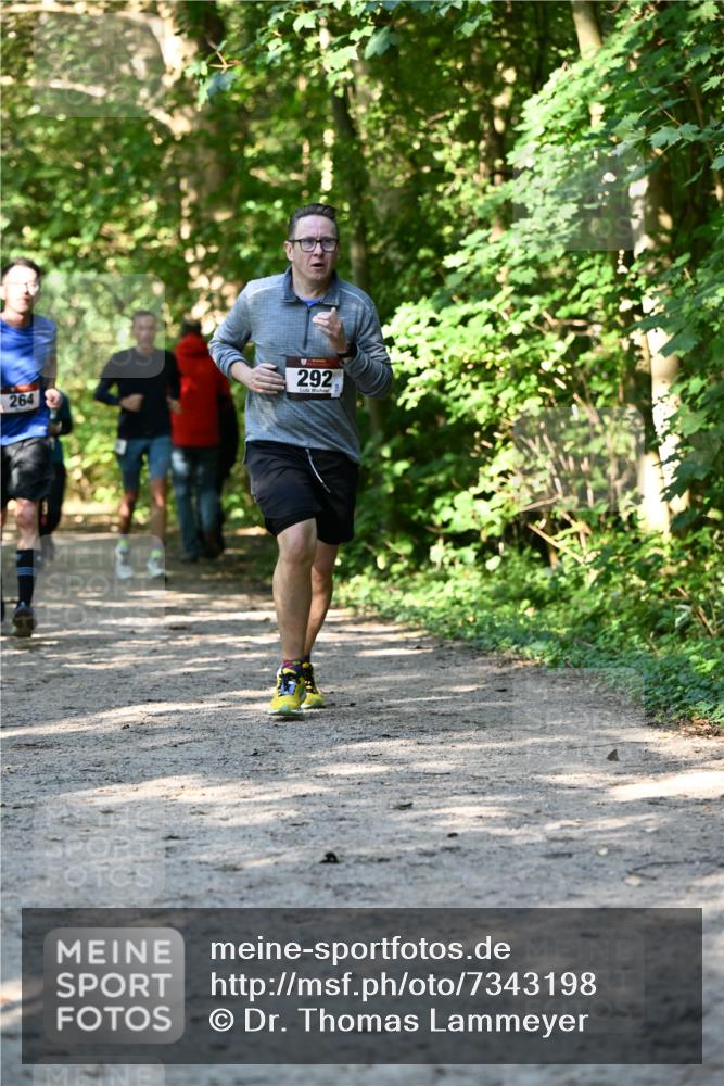 06.10.2024 - Bramfelder Halbmarathon 2024 Dr. Thomas Lammeyer http://msf.ph/oto/7343198 06.10.2024 10:54:54 Laufen 264, 292 meine-sportfotos.de