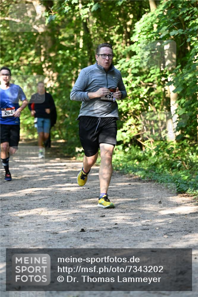 06.10.2024 - Bramfelder Halbmarathon 2024 Dr. Thomas Lammeyer http://msf.ph/oto/7343202 06.10.2024 10:54:55 Laufen 264, 292 meine-sportfotos.de