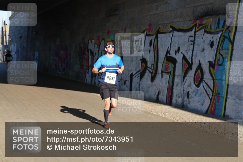 06.10.2024 - 19. swb-Marathon Bremen Michael Strokosch http://msf.ph/oto/7343951 06.10.2024 10:09:58 Laufen 8681 meine-sportfotos.de