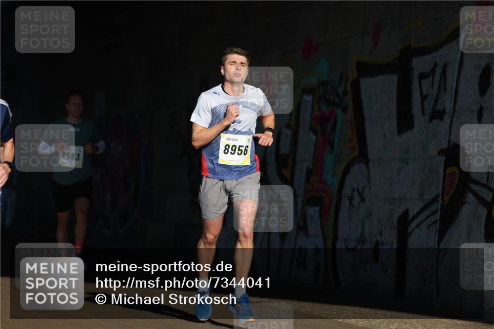 06.10.2024 - 19. swb-Marathon Bremen Michael Strokosch http://msf.ph/oto/7344041 06.10.2024 10:10:59 Laufen 8583, 8956 meine-sportfotos.de