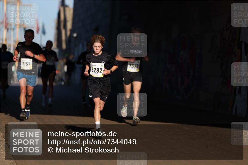 06.10.2024 - 19. swb-Marathon Bremen Michael Strokosch http://msf.ph/oto/7344049 06.10.2024 10:11:05 Laufen 7157, 8292, 7376 meine-sportfotos.de
