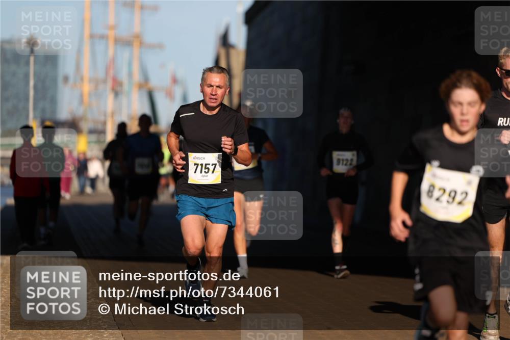 06.10.2024 - 19. swb-Marathon Bremen Michael Strokosch http://msf.ph/oto/7344061 06.10.2024 10:11:07 Laufen 7157, 9122, 8292 meine-sportfotos.de