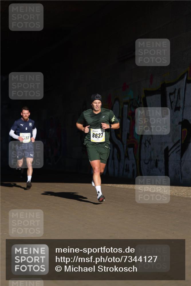 06.10.2024 - 19. swb-Marathon Bremen Michael Strokosch http://msf.ph/oto/7344127 06.10.2024 10:11:31 Laufen 33, 8627 meine-sportfotos.de