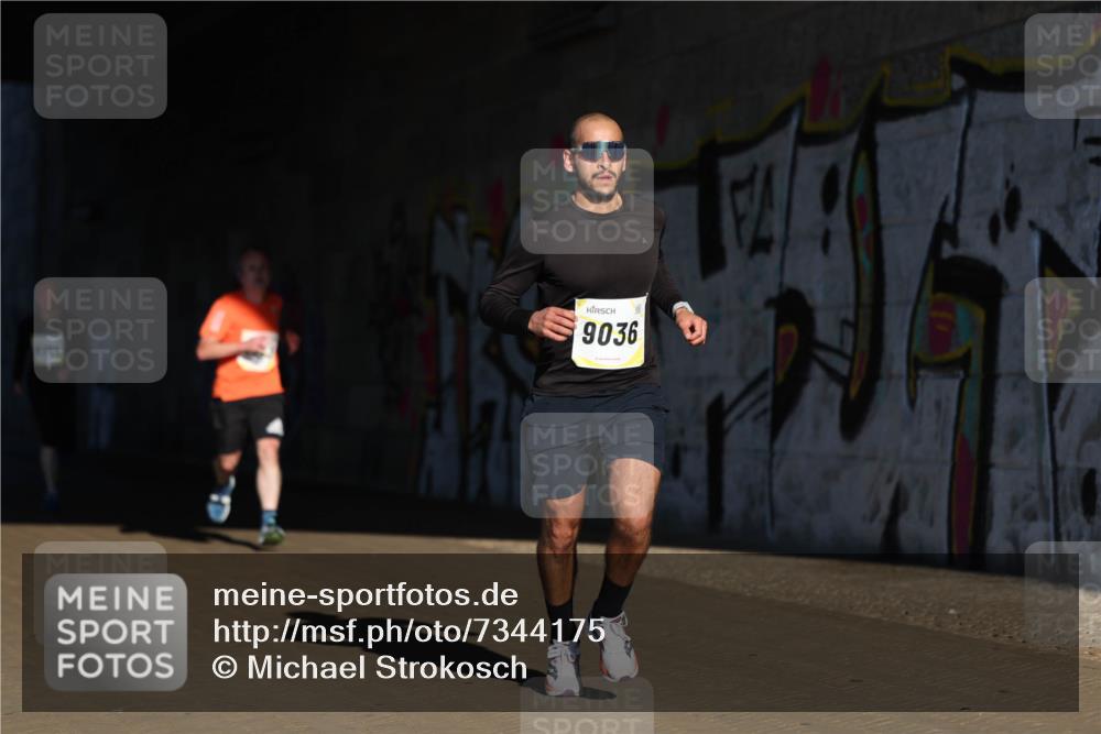 06.10.2024 - 19. swb-Marathon Bremen Michael Strokosch http://msf.ph/oto/7344175 06.10.2024 10:11:45 Laufen 9036 meine-sportfotos.de