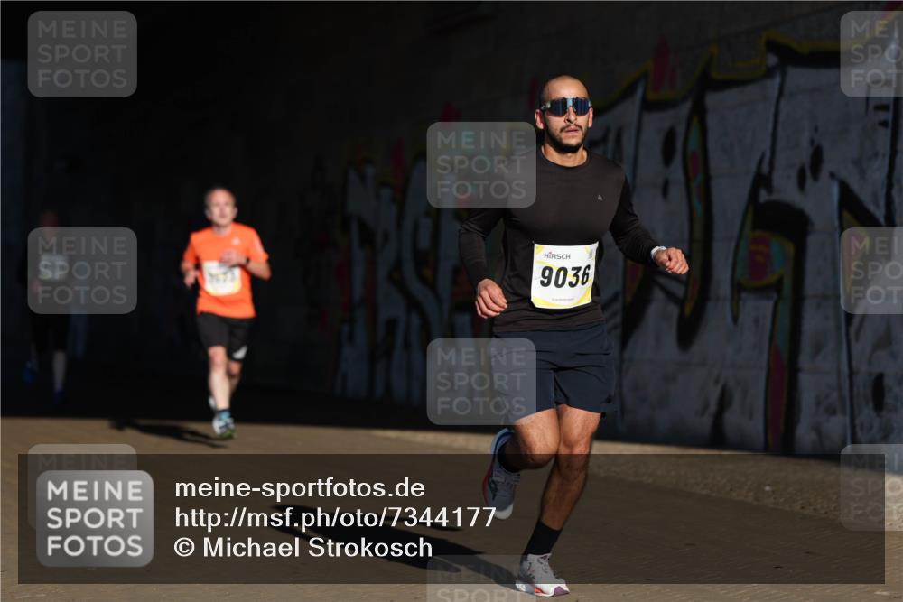 06.10.2024 - 19. swb-Marathon Bremen Michael Strokosch http://msf.ph/oto/7344177 06.10.2024 10:11:46 Laufen 9036 meine-sportfotos.de