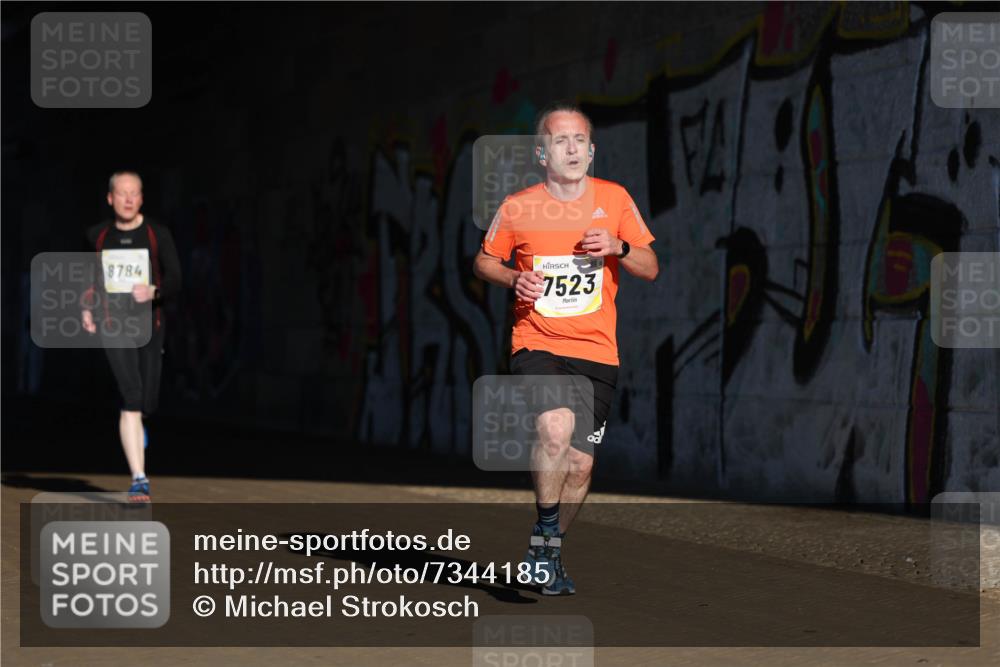 06.10.2024 - 19. swb-Marathon Bremen Michael Strokosch http://msf.ph/oto/7344185 06.10.2024 10:11:48 Laufen 8784, 7523 meine-sportfotos.de