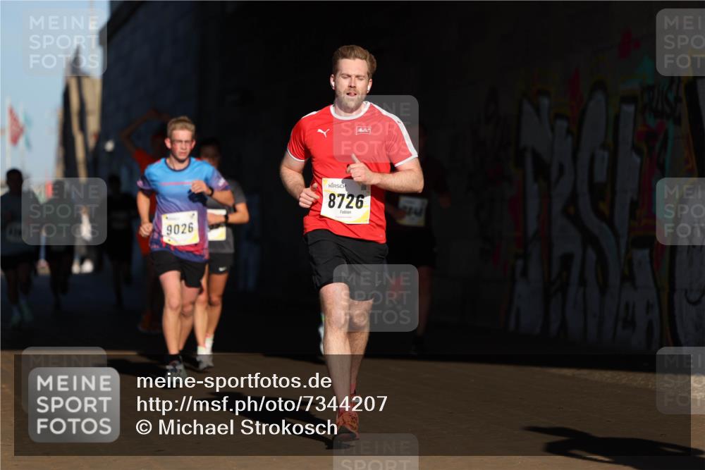 06.10.2024 - 19. swb-Marathon Bremen Michael Strokosch http://msf.ph/oto/7344207 06.10.2024 10:11:56 Laufen 9026, 8726 meine-sportfotos.de