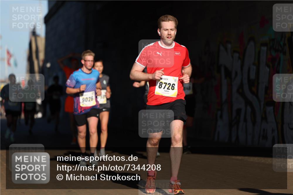06.10.2024 - 19. swb-Marathon Bremen Michael Strokosch http://msf.ph/oto/7344208 06.10.2024 10:11:57 Laufen 9026, 8726 meine-sportfotos.de