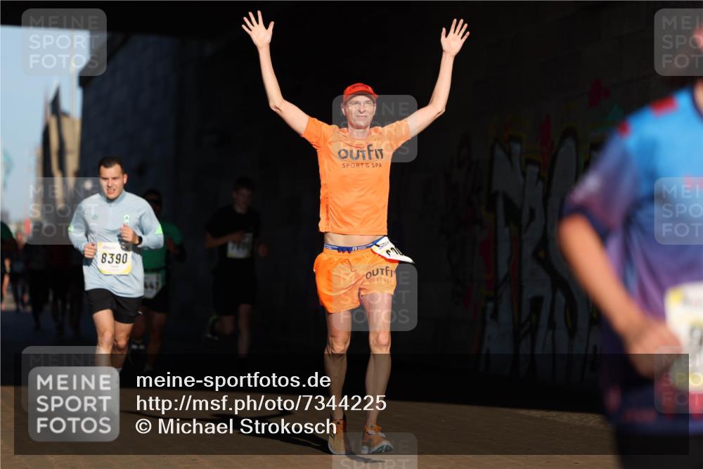 06.10.2024 - 19. swb-Marathon Bremen Michael Strokosch http://msf.ph/oto/7344225 06.10.2024 10:12:00 Laufen 8390, 7800 meine-sportfotos.de