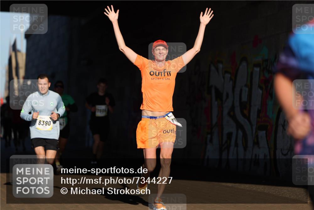 06.10.2024 - 19. swb-Marathon Bremen Michael Strokosch http://msf.ph/oto/7344227 06.10.2024 10:12:00 Laufen 8390, 7606 meine-sportfotos.de