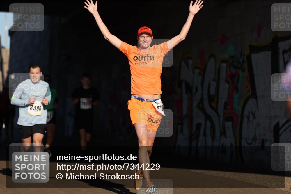 06.10.2024 - 19. swb-Marathon Bremen Michael Strokosch http://msf.ph/oto/7344229 06.10.2024 10:12:01 Laufen 8390 meine-sportfotos.de