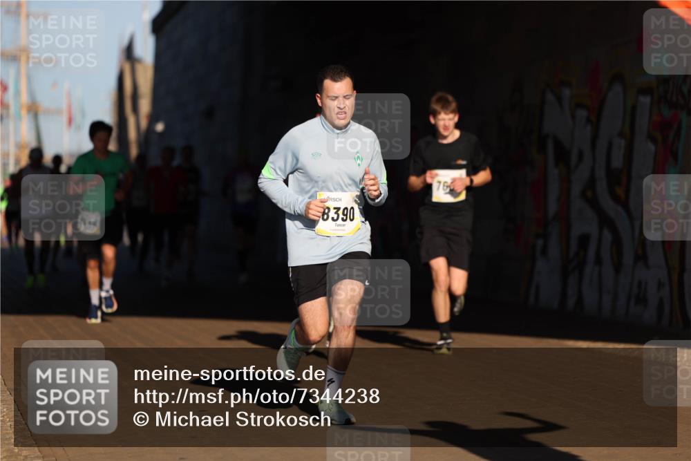 06.10.2024 - 19. swb-Marathon Bremen Michael Strokosch http://msf.ph/oto/7344238 06.10.2024 10:12:02 Laufen 7144, 8390, 76 meine-sportfotos.de