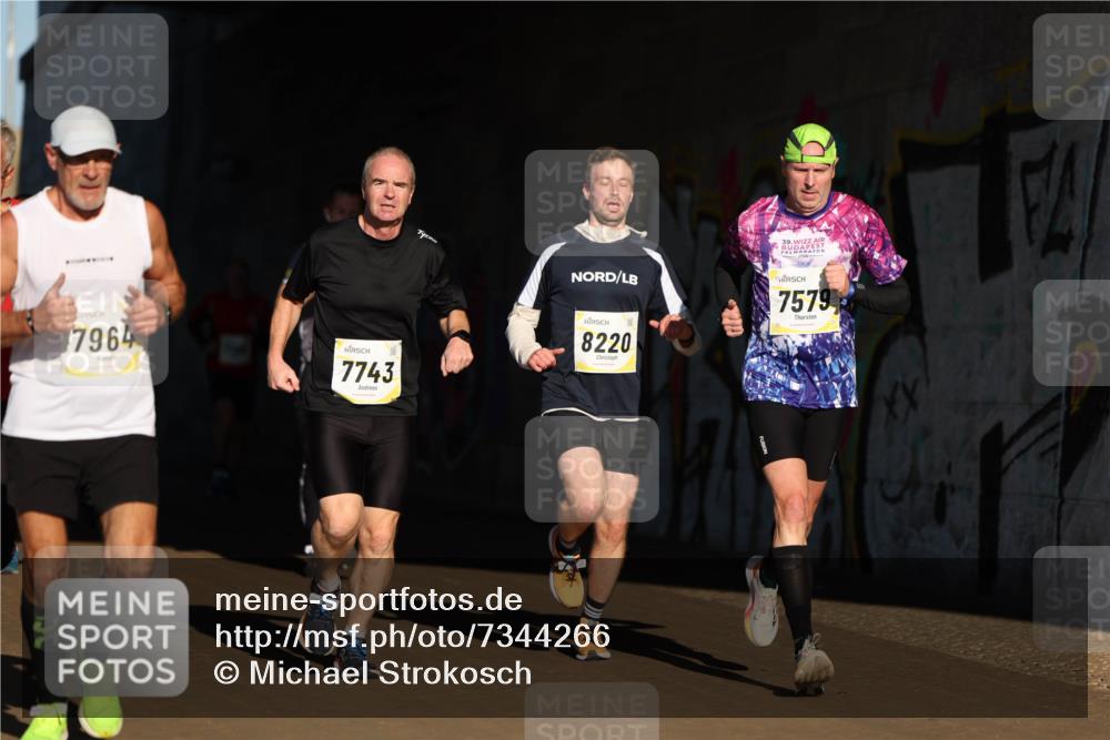 06.10.2024 - 19. swb-Marathon Bremen Michael Strokosch http://msf.ph/oto/7344266 06.10.2024 10:12:09 Laufen 7964, 7743, 39, 7579, 8220 meine-sportfotos.de