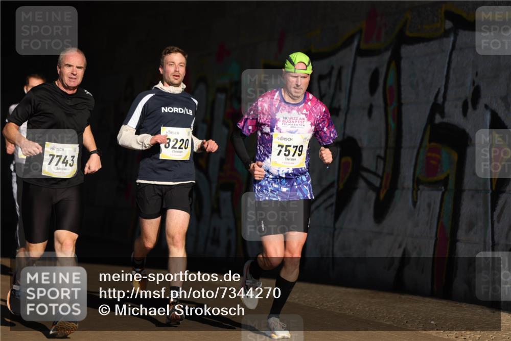 06.10.2024 - 19. swb-Marathon Bremen Michael Strokosch http://msf.ph/oto/7344270 06.10.2024 10:12:09 Laufen 7743, 39, 8220, 7579 meine-sportfotos.de