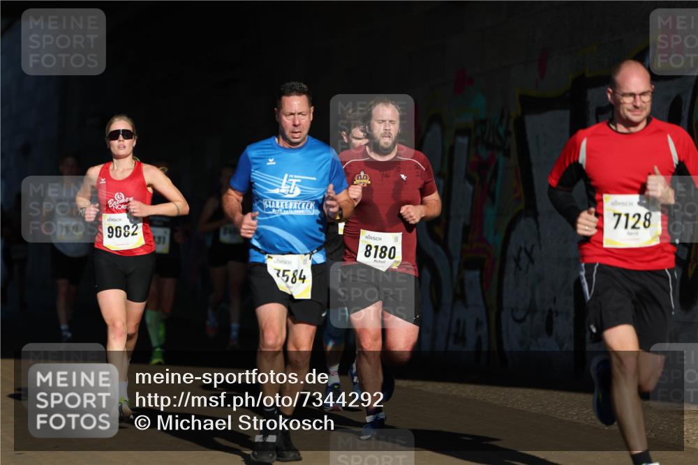 06.10.2024 - 19. swb-Marathon Bremen Michael Strokosch http://msf.ph/oto/7344292 06.10.2024 10:12:15 Laufen 7571, 9082, 1000, 7584, 8180, 7128 meine-sportfotos.de
