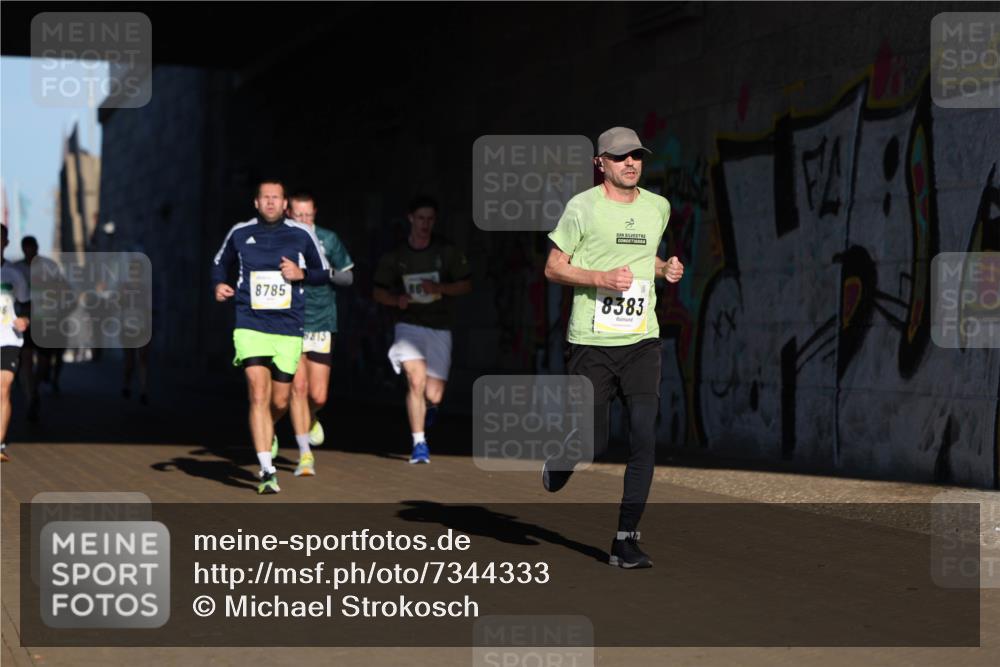 06.10.2024 - 19. swb-Marathon Bremen Michael Strokosch http://msf.ph/oto/7344333 06.10.2024 10:12:31 Laufen 8785, 8313, 86, 8383 meine-sportfotos.de