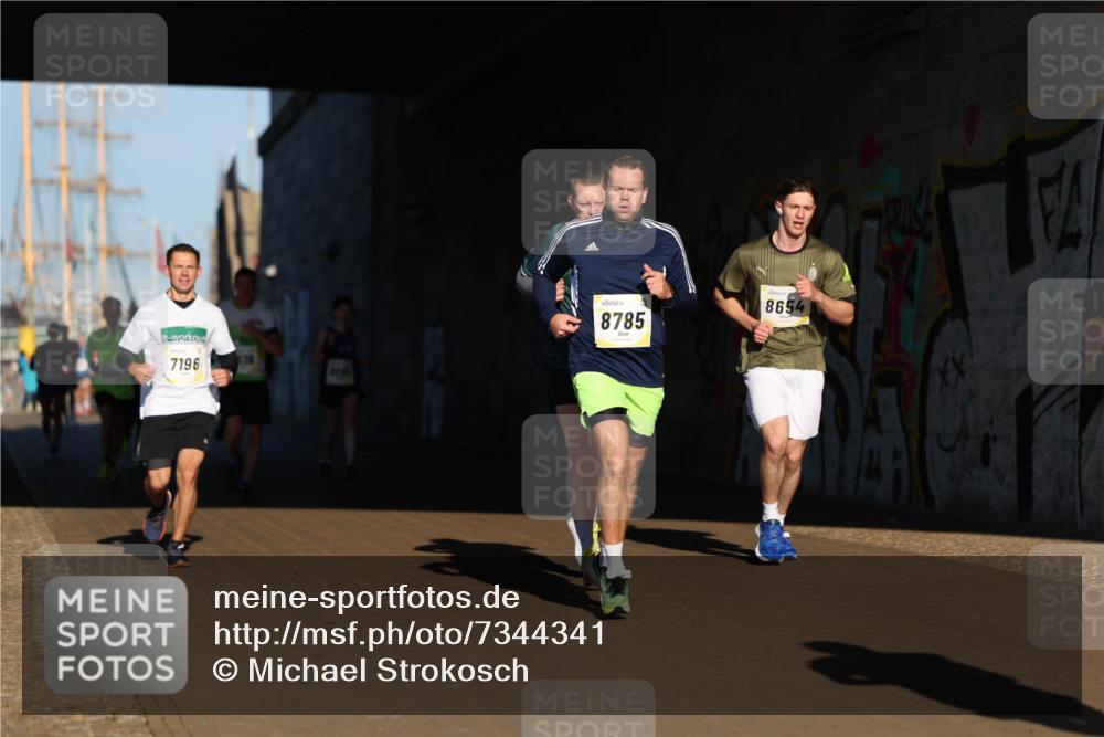 06.10.2024 - 19. swb-Marathon Bremen Michael Strokosch http://msf.ph/oto/7344341 06.10.2024 10:12:32 Laufen 7196, 8785, 8654 meine-sportfotos.de
