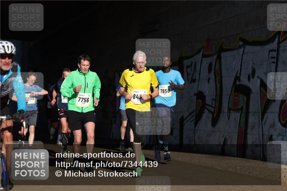 06.10.2024 - 19. swb-Marathon Bremen Michael Strokosch http://msf.ph/oto/7344439 06.10.2024 10:13:00 Laufen 666, 7756, 849, 7650 meine-sportfotos.de