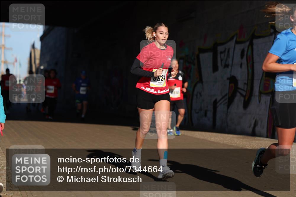 06.10.2024 - 19. swb-Marathon Bremen Michael Strokosch http://msf.ph/oto/7344664 06.10.2024 10:13:54 Laufen 8824 meine-sportfotos.de