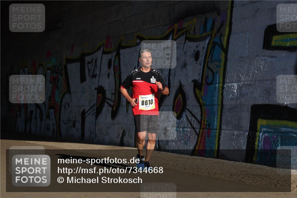 06.10.2024 - 19. swb-Marathon Bremen Michael Strokosch http://msf.ph/oto/7344668 06.10.2024 10:13:56 Laufen 8610 meine-sportfotos.de