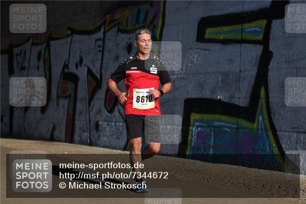 06.10.2024 - 19. swb-Marathon Bremen Michael Strokosch http://msf.ph/oto/7344672 06.10.2024 10:13:57 Laufen 8610 meine-sportfotos.de