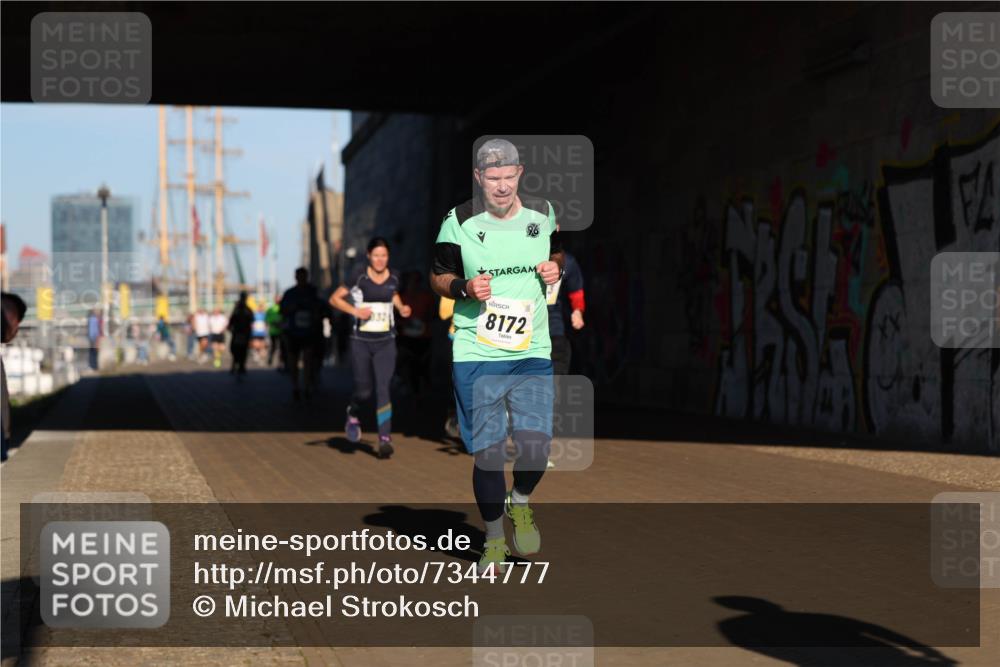 06.10.2024 - 19. swb-Marathon Bremen Michael Strokosch http://msf.ph/oto/7344777 06.10.2024 10:14:26 Laufen 32, 8172 meine-sportfotos.de