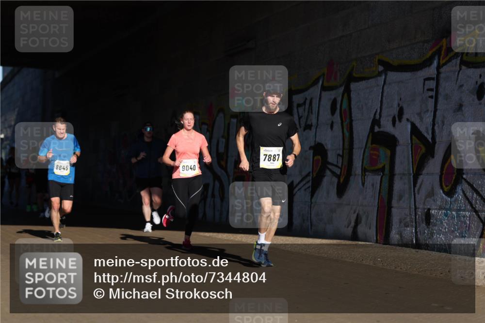 06.10.2024 - 19. swb-Marathon Bremen Michael Strokosch http://msf.ph/oto/7344804 06.10.2024 10:14:32 Laufen 8645, 9040, 7887 meine-sportfotos.de