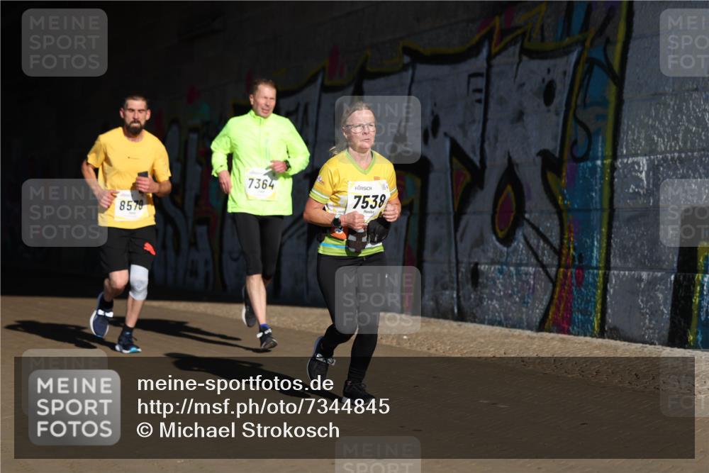 06.10.2024 - 19. swb-Marathon Bremen Michael Strokosch http://msf.ph/oto/7344845 06.10.2024 10:14:43 Laufen 8570, 7364, 7538, 76 meine-sportfotos.de