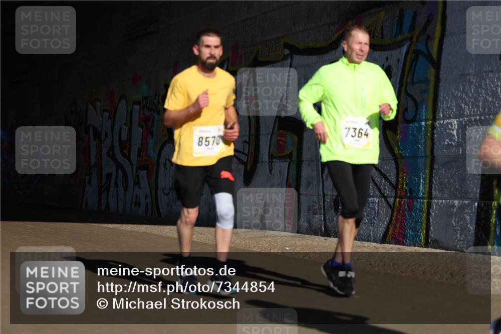 06.10.2024 - 19. swb-Marathon Bremen Michael Strokosch http://msf.ph/oto/7344854 06.10.2024 10:14:44 Laufen 7364, 8570 meine-sportfotos.de