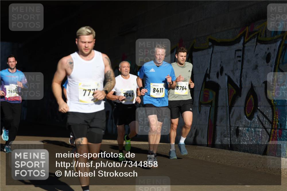 06.10.2024 - 19. swb-Marathon Bremen Michael Strokosch http://msf.ph/oto/7344858 06.10.2024 10:14:48 Laufen 749, 777, 7541, 8411, 8764 meine-sportfotos.de