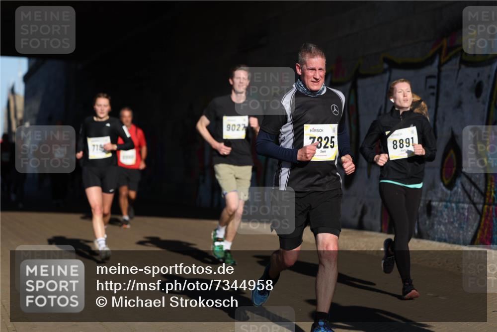 06.10.2024 - 19. swb-Marathon Bremen Michael Strokosch http://msf.ph/oto/7344958 06.10.2024 10:15:19 Laufen 718, 9027, 7825, 8891 meine-sportfotos.de